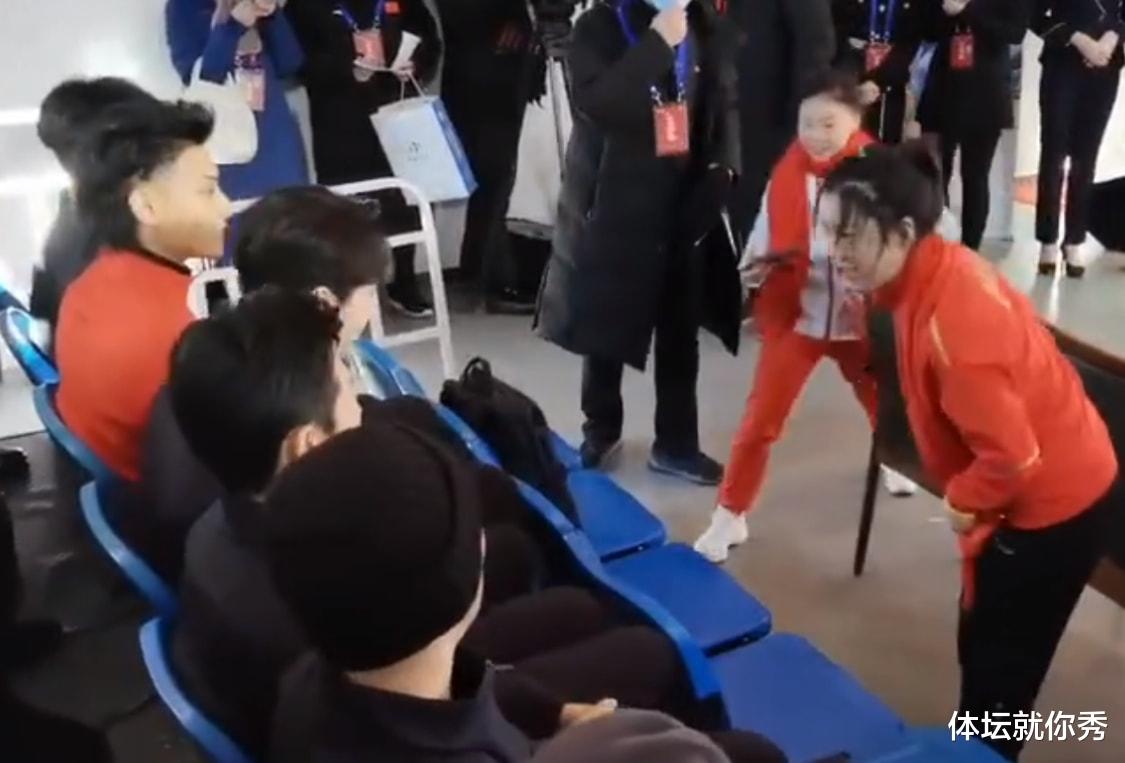 风起洛阳|杨倩参加冬奥会活动！看到偶像后太激动了，谁注意她合影前的举动