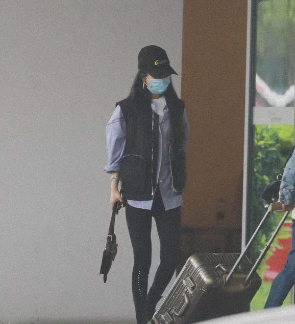 赵丽颖|赵丽颖冯绍峰离婚后首合体!小赵包裹严实好洒脱,冯绍峰却显落寞