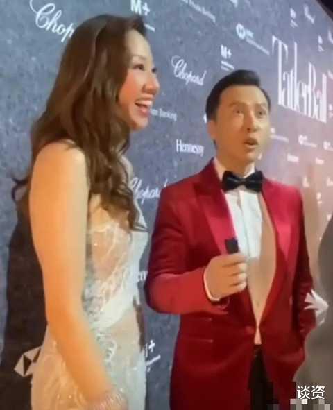 甄子丹|甄子丹出席活动，老婆穿透视长裙美艳十足，称不敢评论王力宏事件