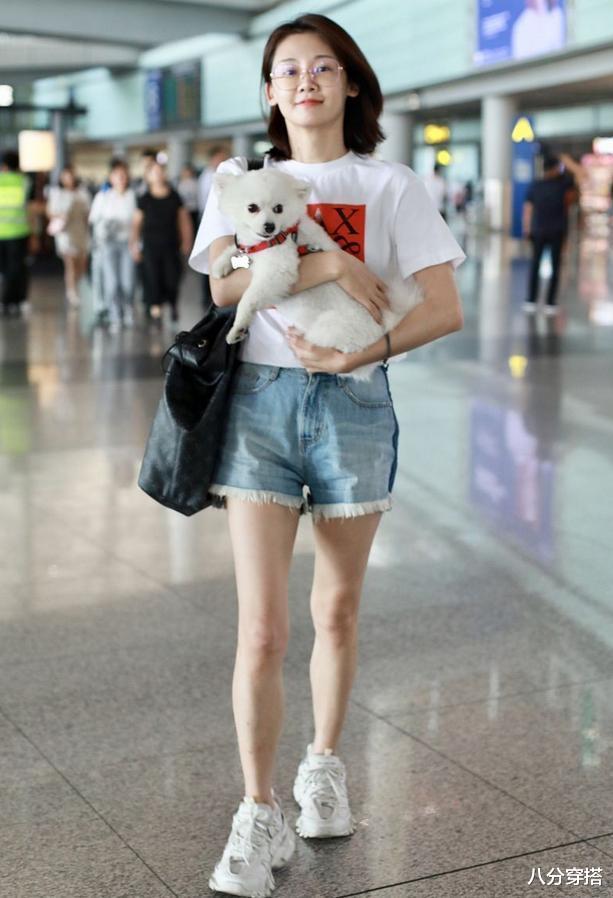 t恤|苗苗气质真清甜，白T恤搭配牛仔短裤清新俏皮，郑恺果然好眼光