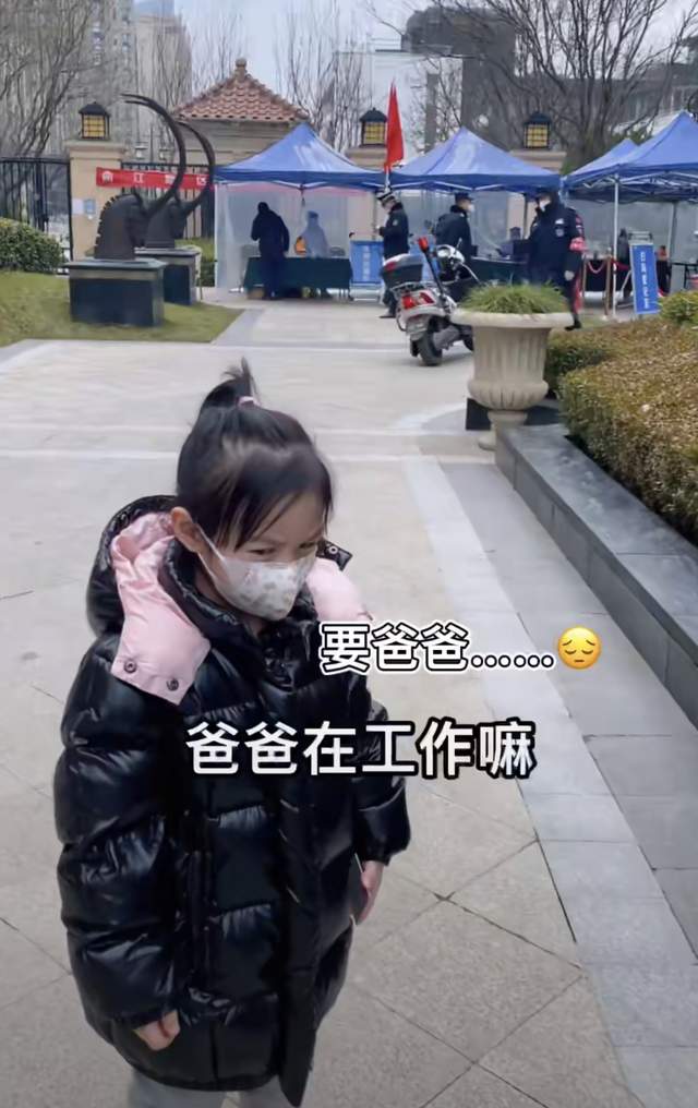 何姿|奥运冠军何姿老公当志愿者，穿防护服认不出，女儿默默陪伴太暖心