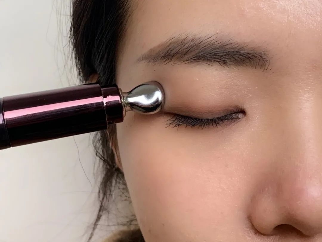 眼霜 戚薇直播十分钟卖出一千支的眼霜,现在却因价格便宜被忽视