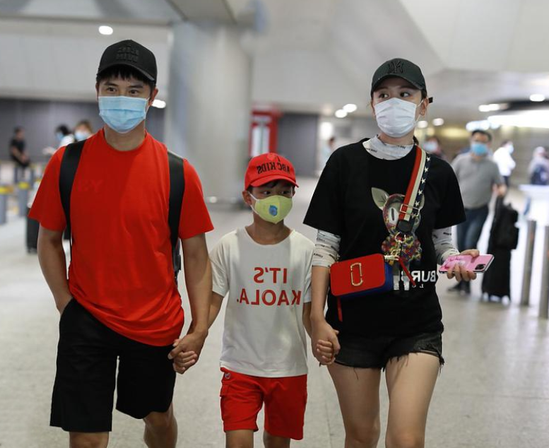 潮流新风|叶一茜哪像36岁俩娃妈？卡通T配热裤活力满满，与儿子同行似姐弟