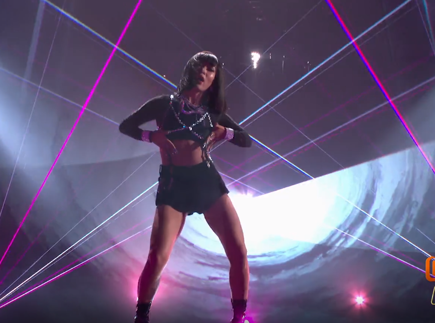 吉克隽逸|太过分！吉克隽逸穿超短裤脚踩凳子上，起身时短裤纠起来没眼看！