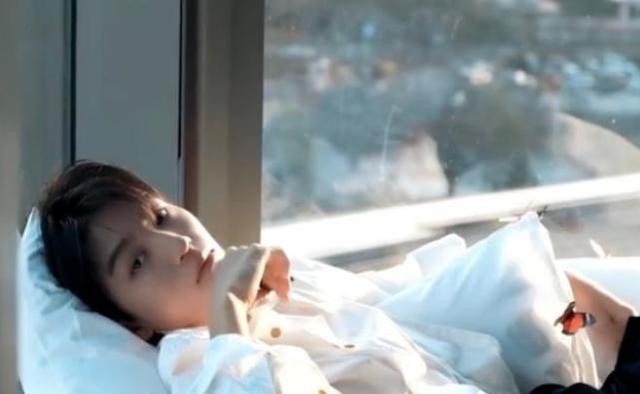 王俊凯|王俊凯起床被工作室抓拍，衣服扣子没扣好，随手一拍就是粉丝福利