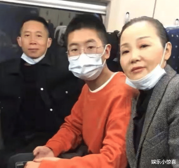 姐姐|孙卓过18岁生日，姐姐提前回国，妈妈送刮胡刀，爸爸的礼物很普通