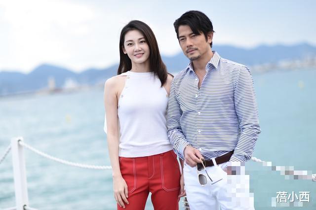 苗苗|郑恺的老婆苗苗时髦起来真有范，一身白+红穿搭，像换了个人似的