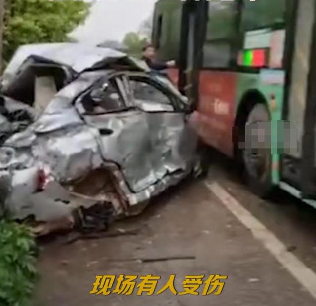 小松社会趣闻 湖南：下雨天，小车和公交车剧烈碰撞，监控画面记录事发瞬间