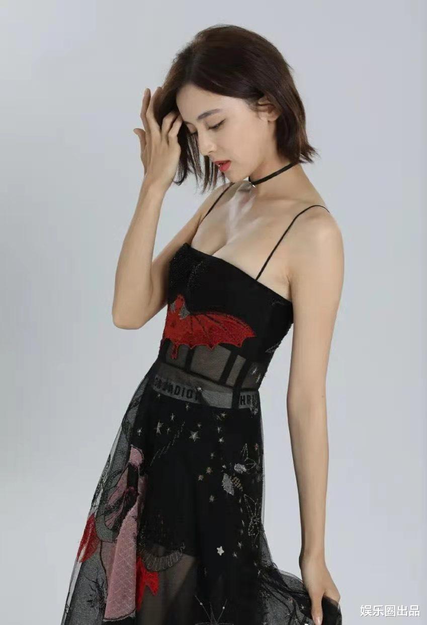 古力娜扎|古力娜扎又火了，黑色薄纱大片曝光，背部状态尽显敢拼敢闯