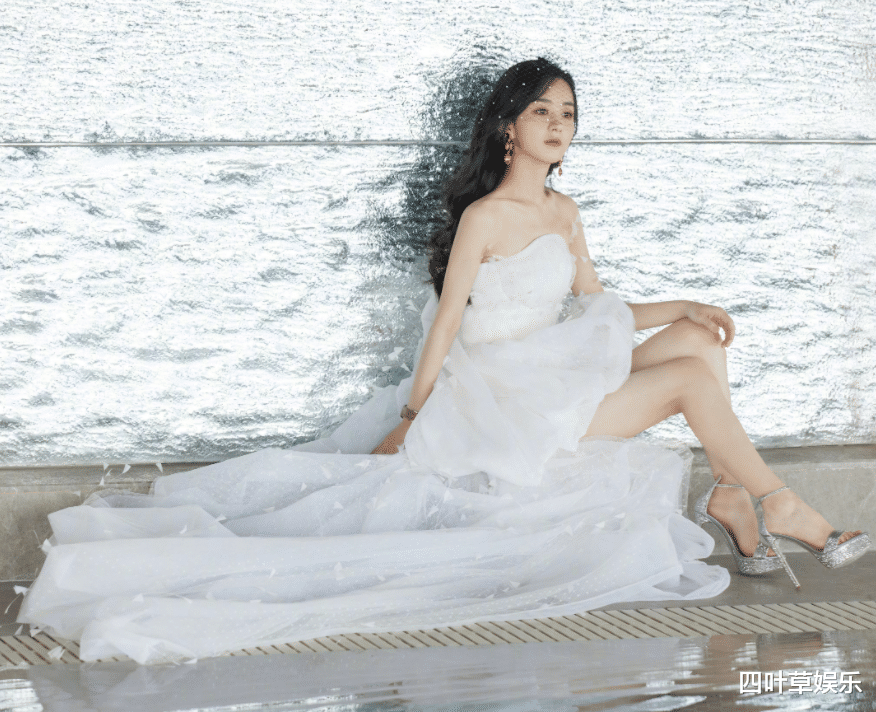 赵丽颖|赵丽颖身穿羽毛抹胸裙，耳钉掉在锁骨上，看到她的处理方式爱了