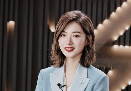 昆凌|万茜晒4岁女儿双手比V背影照片，感慨幸福时光的流逝