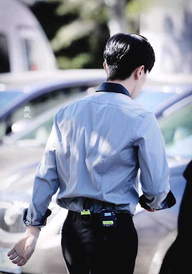 邓伦|长腿细腰标配的男明星：肖战和邓伦背影很惊艳，朱正廷让人想不到