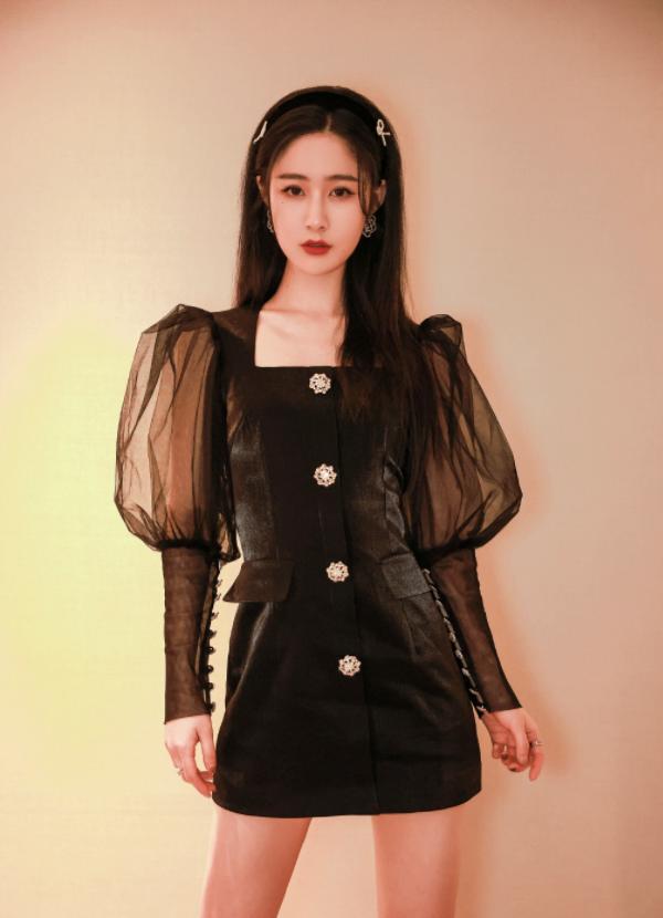 吴亦凡|竹竿腿已经过时了,看看梁田的“平行腿”,这才是人间绝色