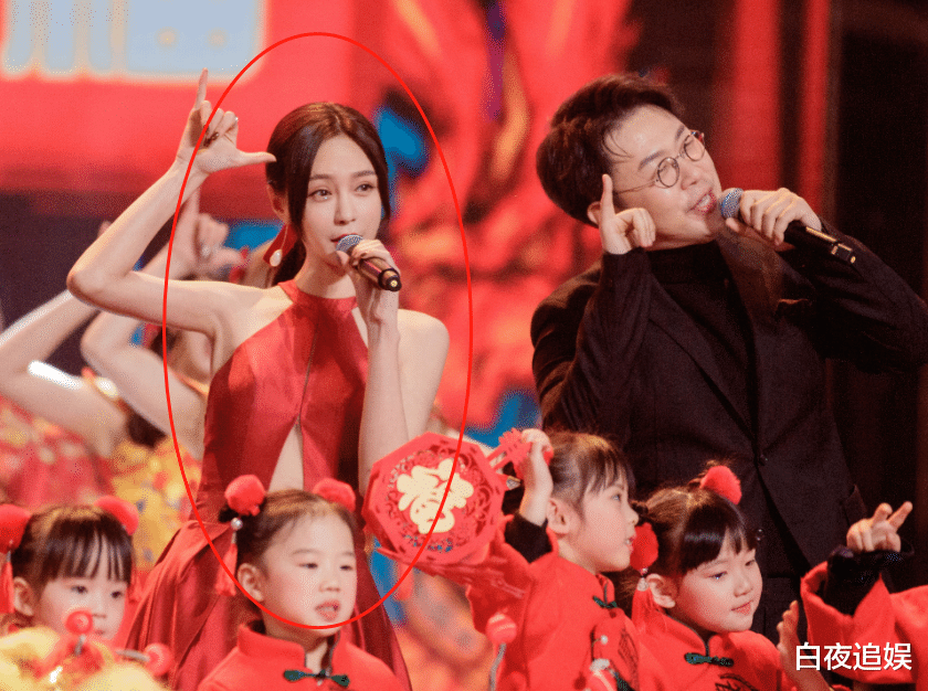 吴昕|吴昕主持小年夜春晚，一袭红裙显优雅，却被沈梦辰的礼服抢了镜头