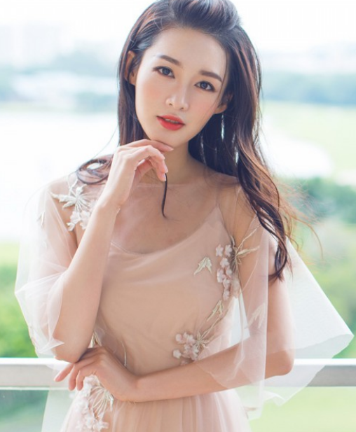 可彡个人形象管家|30岁的李沁外出郊游青春活力十足，她的穿搭亮眼了