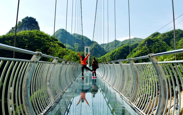 华视快讯 满山漫红醉春风!鲁山县诗景龙潭峡第五届杜鹃花节即将盛大开幕