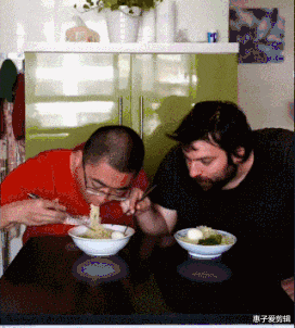 小姐姐 “这是青蛙劈了腿,还是小蛇出了轨?”哈哈哈,该叫它什么物种呢?