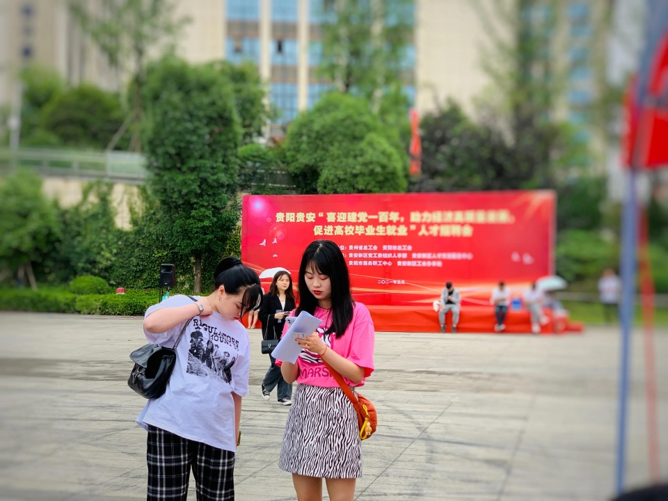 求职|实拍招聘会:毕业的选择,身临其境的感受当代求职的压力