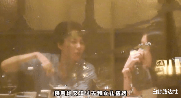 李嫣|15岁李嫣和奶奶逛超市！双手插兜好帅气，当街大笑手术痕迹仍明显