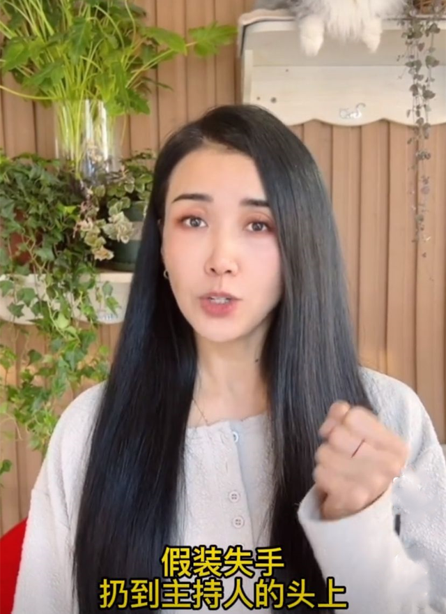 王蓉|还记得音乐才女王蓉吗？因砸杯子事件淡出，如今靠接商演维持生计