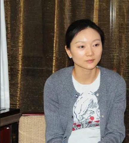 花影爱花 章子怡沙滩脱掉自己泳衣与富豪热吻,和导演深夜讨论剧本