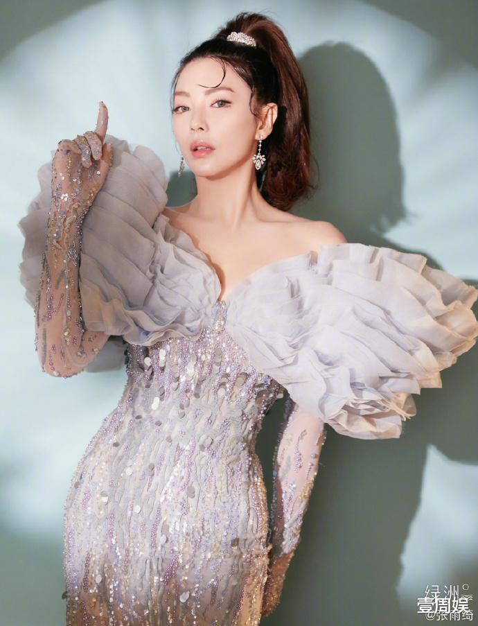 张雨绮|张雨绮跟佟丽娅同台比美，明明比对方小4岁，差距为何如此大？