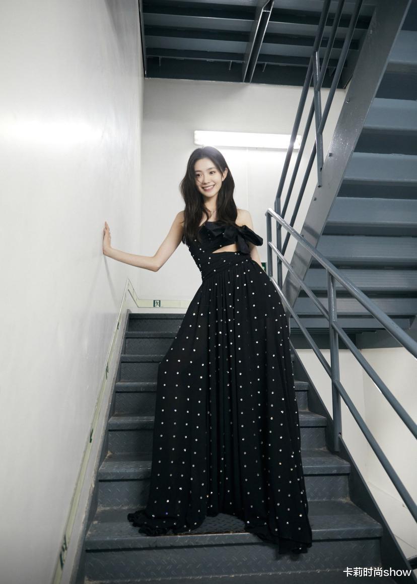 卡莉时尚show|张艺谋审美太好，就算刘浩存是淡颜美女，穿上黑裙照样美得惊艳