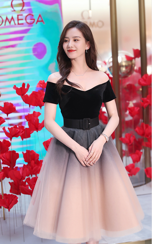 刘诗诗|刘诗诗的身材颜值都太抗打，怼脸拍都没什么皱纹，穿丝绒裙太美了