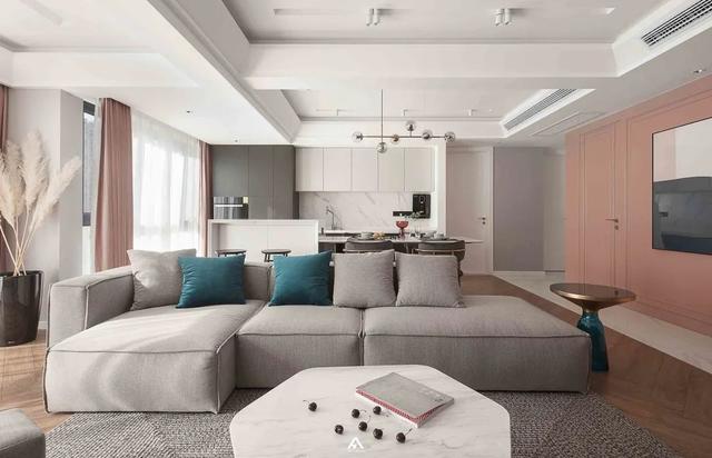 120㎡现代简约，加入粉色与护墙板，营造精致浪漫感