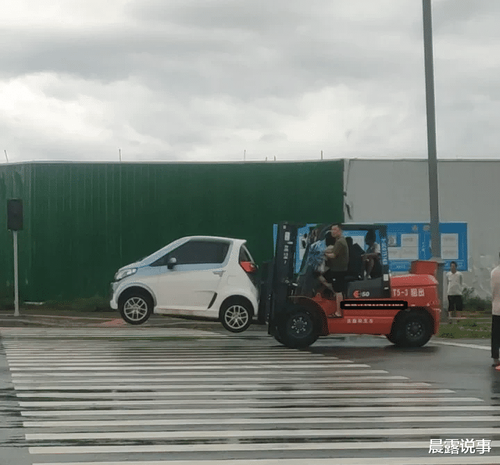 徽州宴 河南暴雨,男子收费拖车被骂!