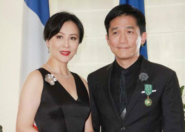 辛晶晶说|女博主晒与梁朝伟合影自称被梁朝伟壁咚：明显喝多了，还说了胡话