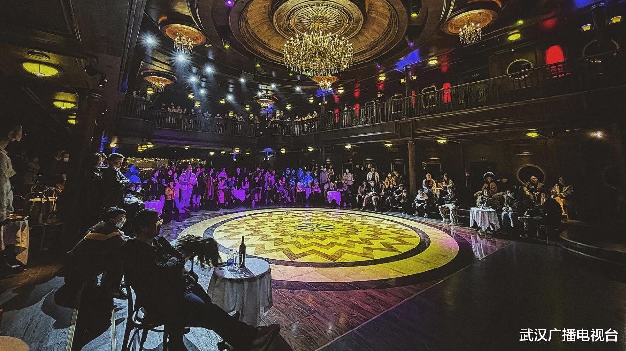 武汉广播电视台 高颜值NPC现场飙戏,沉浸式体验硬核推理,邮轮剧本杀+密室逃脱邀你来玩!