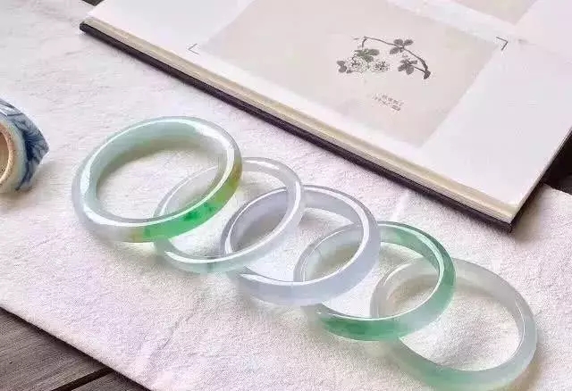 翡翠|为什么说“素颜”翡翠比雕花翡翠更有潜力？