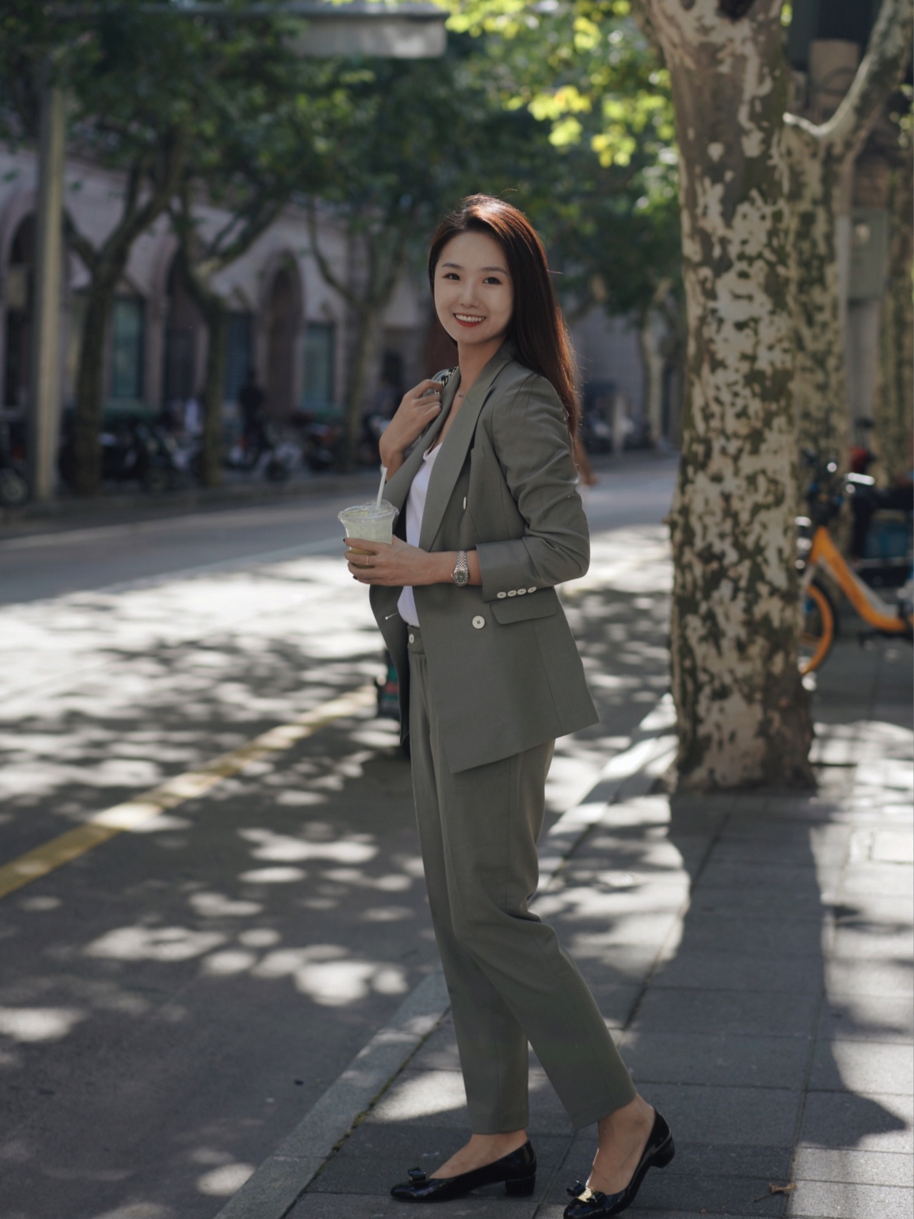 穿衣搭配|职场穿搭丨谁能拒绝？这套高级感满满的简约风穿搭