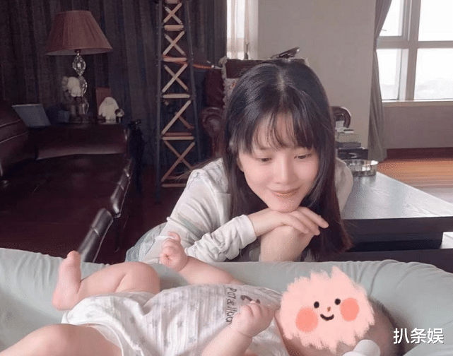 王灿|王灿晒杜淳视角美照，趁女儿睡着下楼喝茶，戴几块钱发箍超接地气