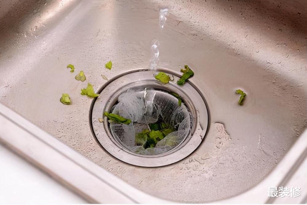 下水道堵了还用热水冲？老师傅教你几招，快速疏通没异味！