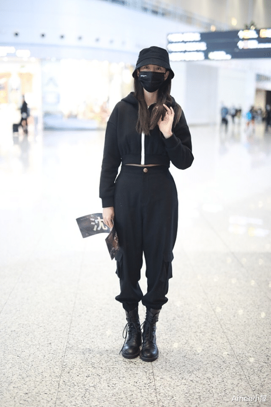 Ainee小屋|沈梦辰女团气质拿捏准确，穿衣服“空竹腰”，哪像是32岁女人