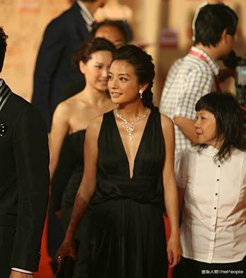 滤镜|10位戛纳红毯上的国内女星：有人手握作品艳压，有人蹭拍走光出丑