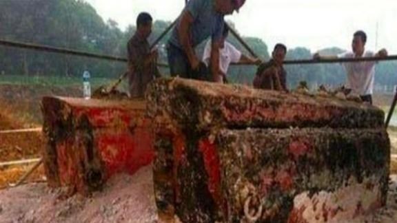 虚拟货币 浙江农民在棺材上睡了30年？老宅重建挖出红棺，专家紧张让人离开