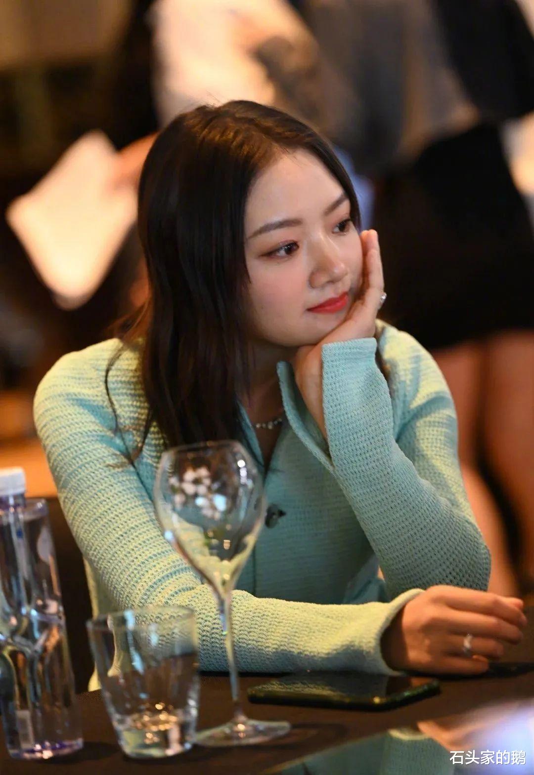 热依扎|热依扎再露事业线，童谣身材好出众，任敏的皮肤松弛