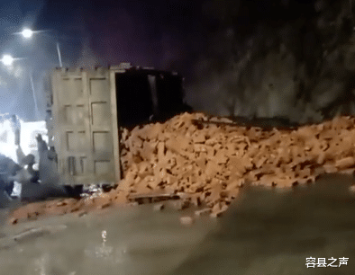 容县之声 现场惨烈！广西两货车碰撞，货物散落一地