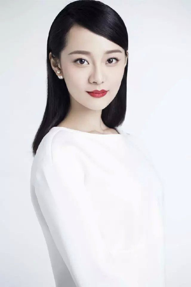 全球时尚号|大宋佳女儿张楚楚美“出圈”,穿白色礼服秀半肩,银色裹胸太抢镜