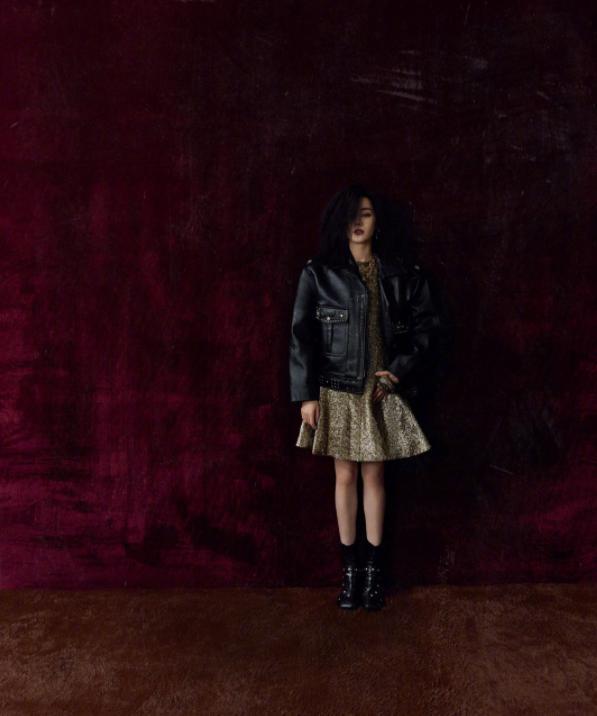 大时尚大观点 白百何对镜自拍,简单便服穿出高级感,依旧是“气质女神”