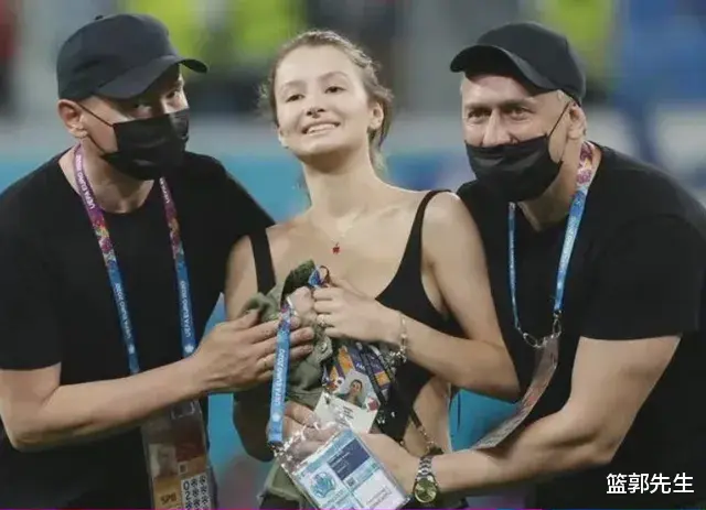 比利时队|比利时芬兰大战，美女球迷冲入场内，球迷：那么美为何脑子不好使