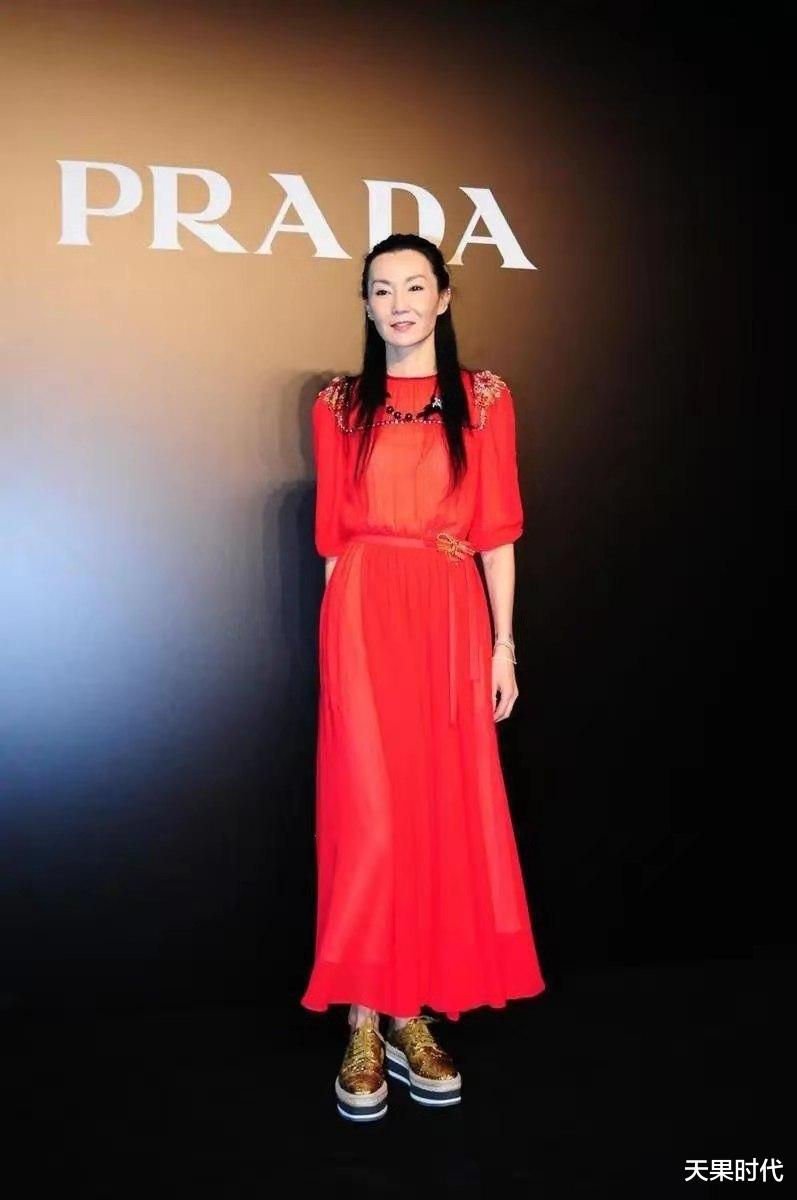 天果时代 57岁的张曼玉已是大妈年纪，装扮却不输年轻人，穿红裙高级又精致