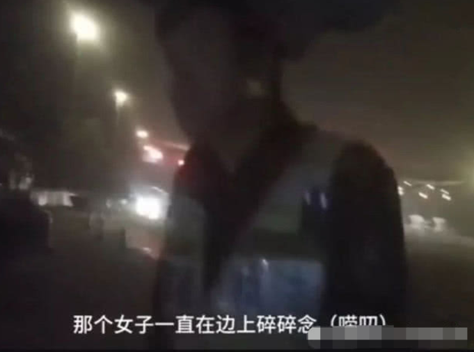女子高速上被老公赶下车,说出原因后,网友坦言这女人活该
