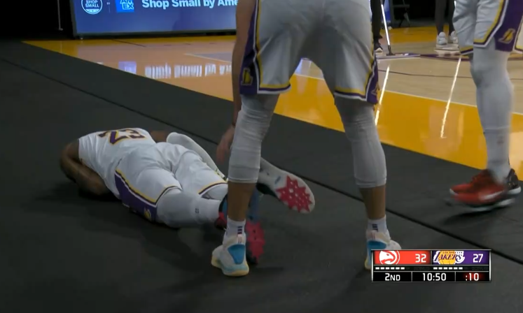 勒布朗·詹姆斯|突发！36岁詹皇惨遭压伤，痛苦倒地打滚，一瘸一拐离场+发怒打翻椅子