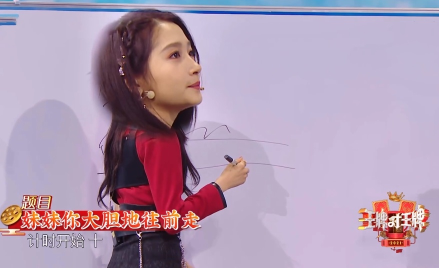 关晓彤|关晓彤杨幂都穿学生裙，谁注意两人坐姿？谈恋爱的女孩果然不一样