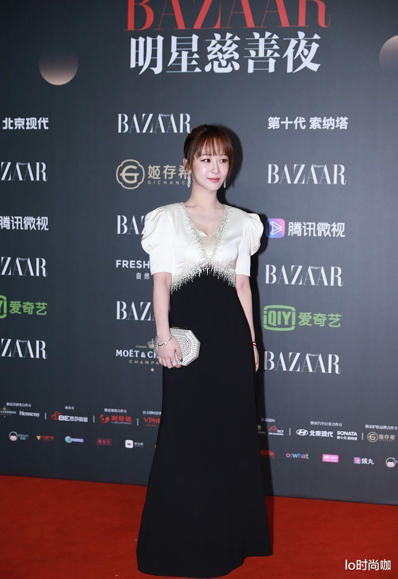 lo时尚咖|杨紫穿裙子还带俩“角”，身穿一袭绸缎长裙，气场有点撑不住
