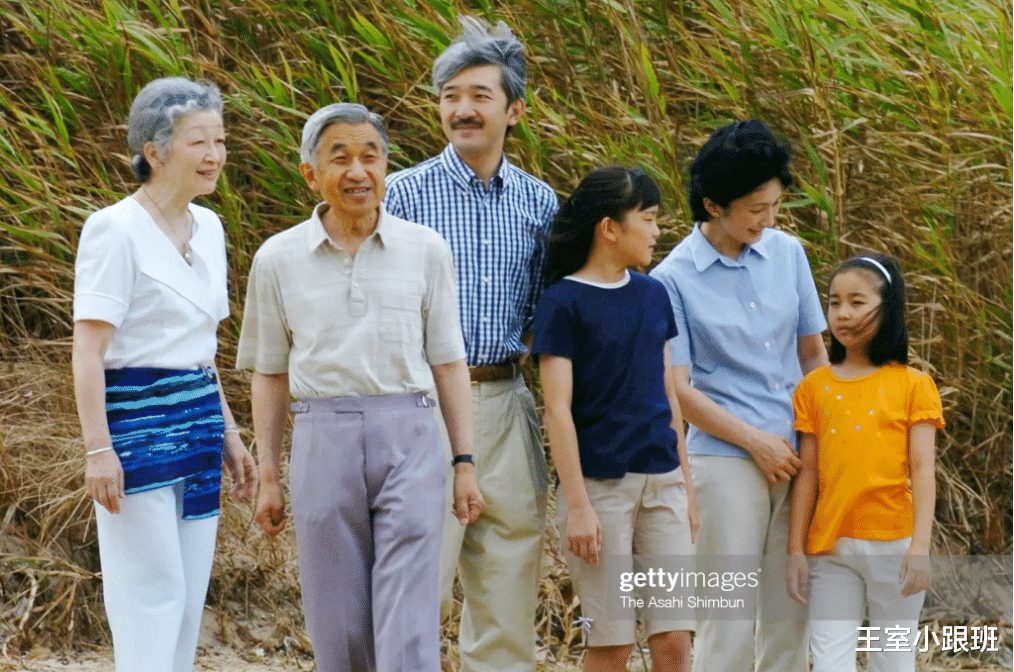 日本皇室的颜值担当佳子公主,接替真子的公务,一袭蓝衣端庄大气